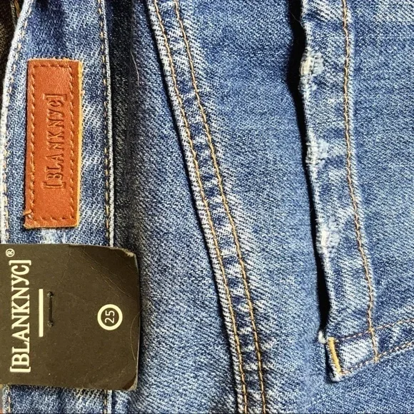 𝅺blanknyc Zip front raw hem denim skirt. Size 25